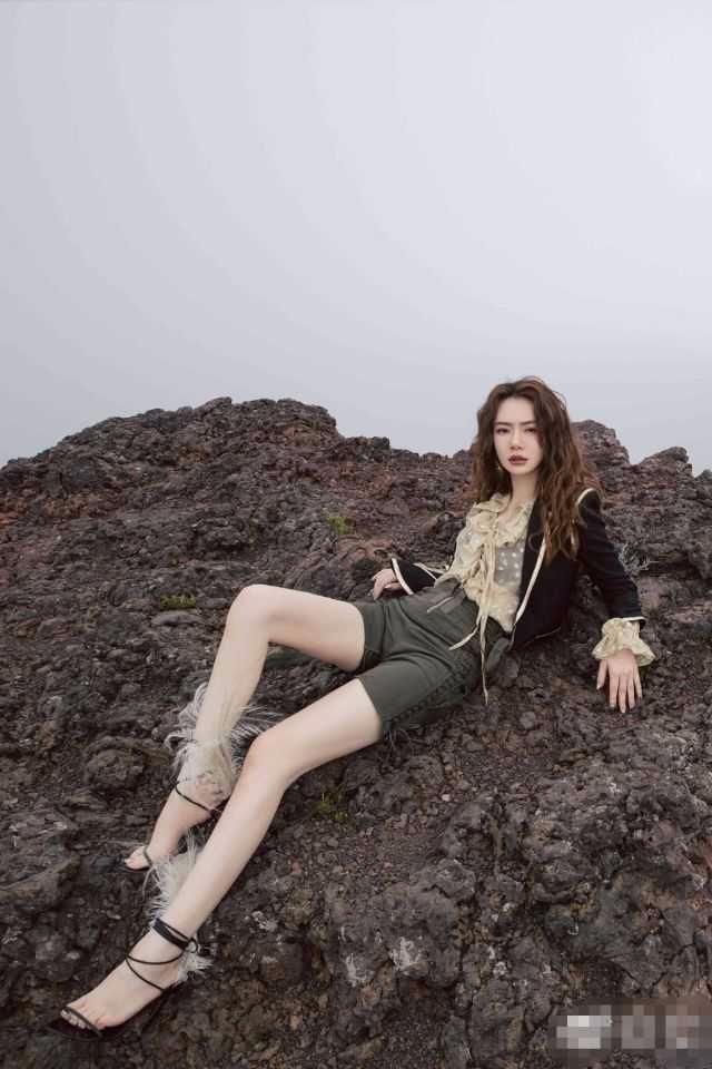 女星撞衫，戚薇极具神秘感，娜扎干练大气，刘嘉玲臃肿老气！