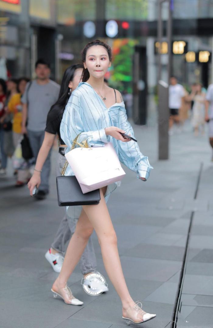 #来穿#街拍;阿姨嫌衬衫太闷热,把领口斜肩穿,关键还被当成“短裙”了!