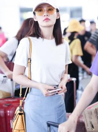 李沁高跟鞋前面剪开，后面剪断当拖鞋穿，意外显得双腿更长了！