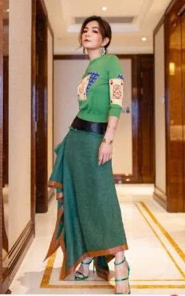 Ella为增高豁出去了，脚活生生被挤到畸形，网友：心疼她的小脚趾