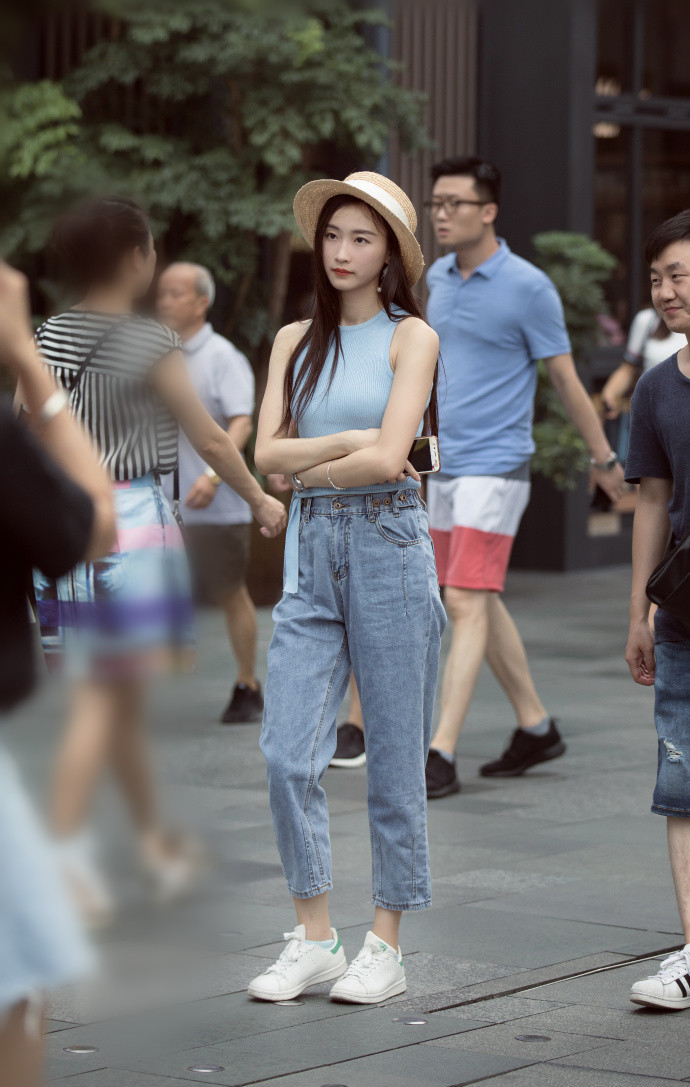 路人街拍:吊带的紧身套裙时尚性感,小姐姐穿在身上,背影迷人