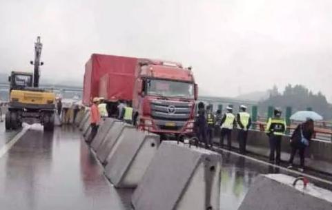 跑高速时，有人明明在超车道，可为何还要打左转向灯？专家这样说