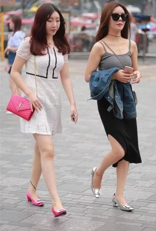 街拍身段和气质都很拔尖的美人，美的各有千秋，一点点不输明星