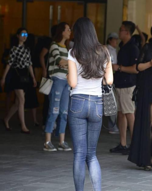  「面带微笑」街拍：面带微笑的美女，一条白色的连衣裙，时尚靓丽气息
