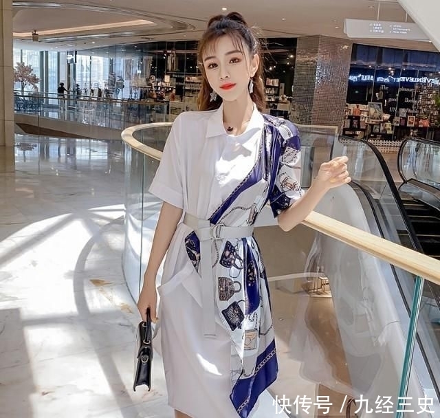 闺蜜@街拍:闺蜜逛街,一个穿蓝色无袖连衣短裙,一个V领背心配短裙