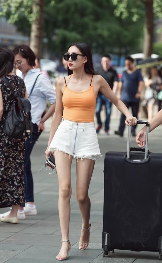 吊带背心和短裤的搭配是夏季街头出镜率很高的一种穿法