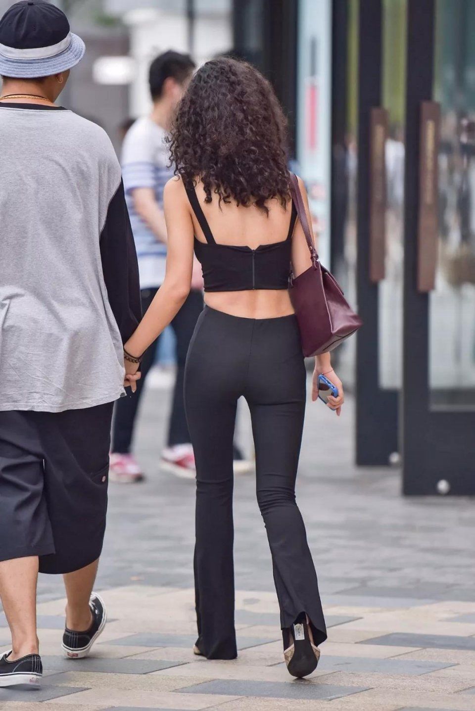 街拍:身姿婀娜动人,穿黑色长裤美臀性感的风韵美女和男友逛街!