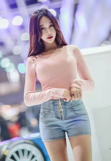 街拍：车展里遇到的慵懒小姐姐，你还没有睡醒吗？