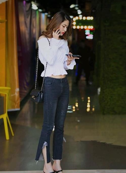  『气质』街拍：面带笑容的美女，一件黑色斜肩上衣配黑色长裤，时尚气质范