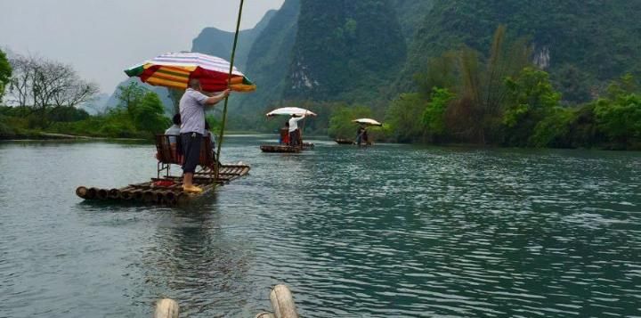 桂林阳朔遇龙河竹筏, 游客不给小费, 船工把竹筏撑得飞快!