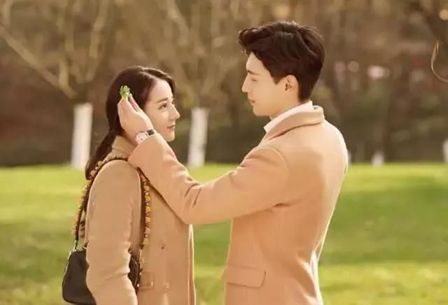 邓伦和迪丽热巴的合照来了,要是我恋爱了,也想像他们这样穿!