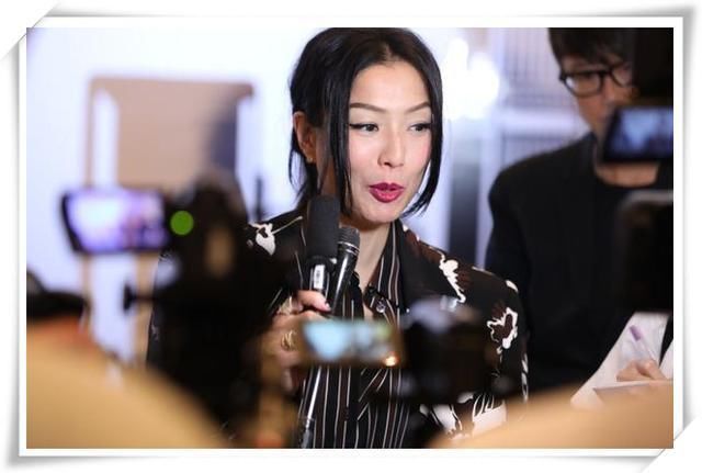 当45岁郑秀文遇见47岁俞飞鸿，这就是过度保养和自然老去的差距！