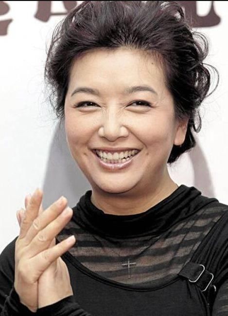  『全家』50岁江珊全家近照爆光，神情落莫显憔悴，女儿超像爸爸高曙光