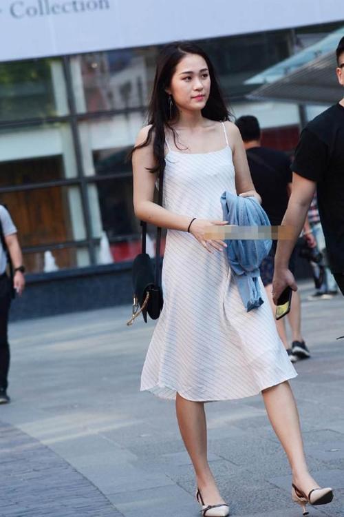 靓丽街拍: 优雅长裙美女, 下蹲捡东西时候, 我是不是该干点什么!