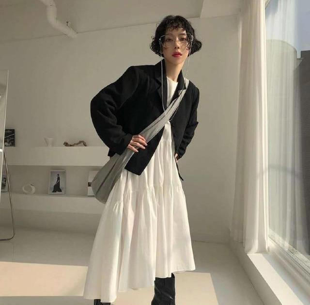  夸张■现在小姑娘越来越时髦了,牛仔外套都这样穿,真好看