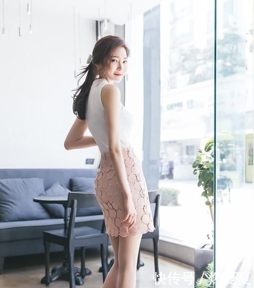  #少女#朴正允：白色的棉毛背心搭配上青春活泼的少女粉，你喜欢吗？