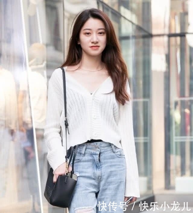  #优雅#街拍：温婉大方的时尚小姐姐，穿吊带长裙，展现优雅身段