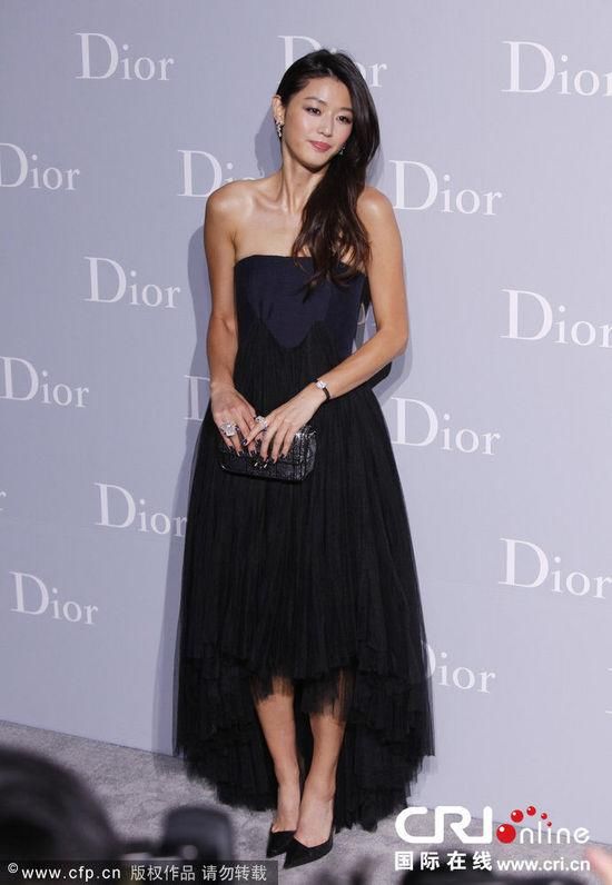 辣妈全智贤时尚写真淡妆显素雅，温婉大气美貌与魅力兼具!