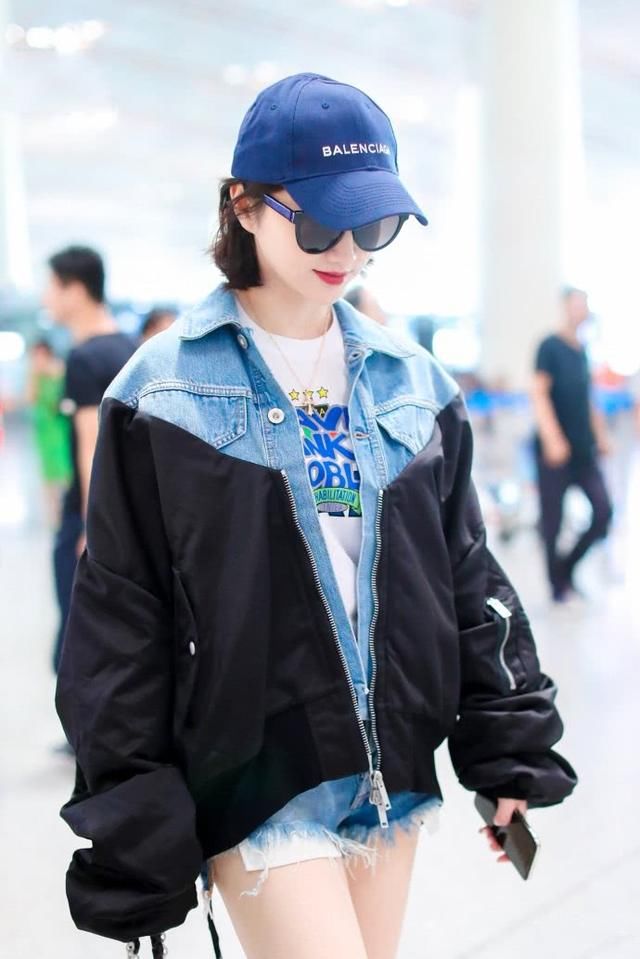 服了景甜！短到大腿根的短裤也敢穿着走机场，网友：张继科怎么看