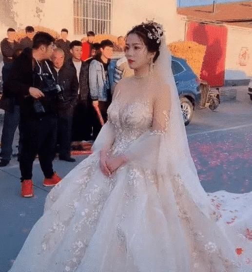  无痕|新娘穿“无痕暗纹婚纱”走红网络，新郎更是惹人羡慕