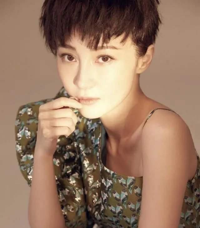 「时髦」女人别再留黑长直了,很显老,今年流行这4种发型,时髦又显脸小