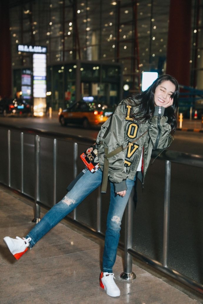 迪丽热巴穿高领连体超短裤显脸大，网友：这张脸简直不敢评价