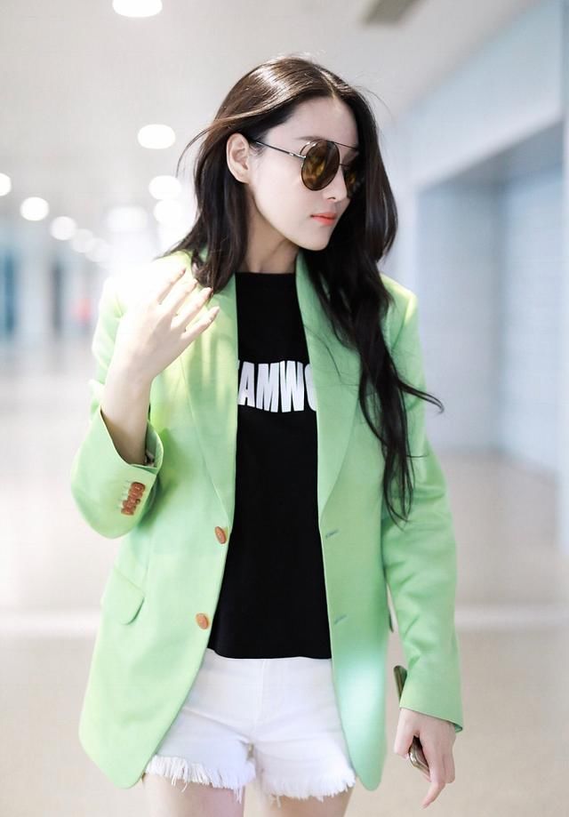 张馨予婚后亮相机场，齐臀短裤露出毛边大秀好身材，李晨后悔吧