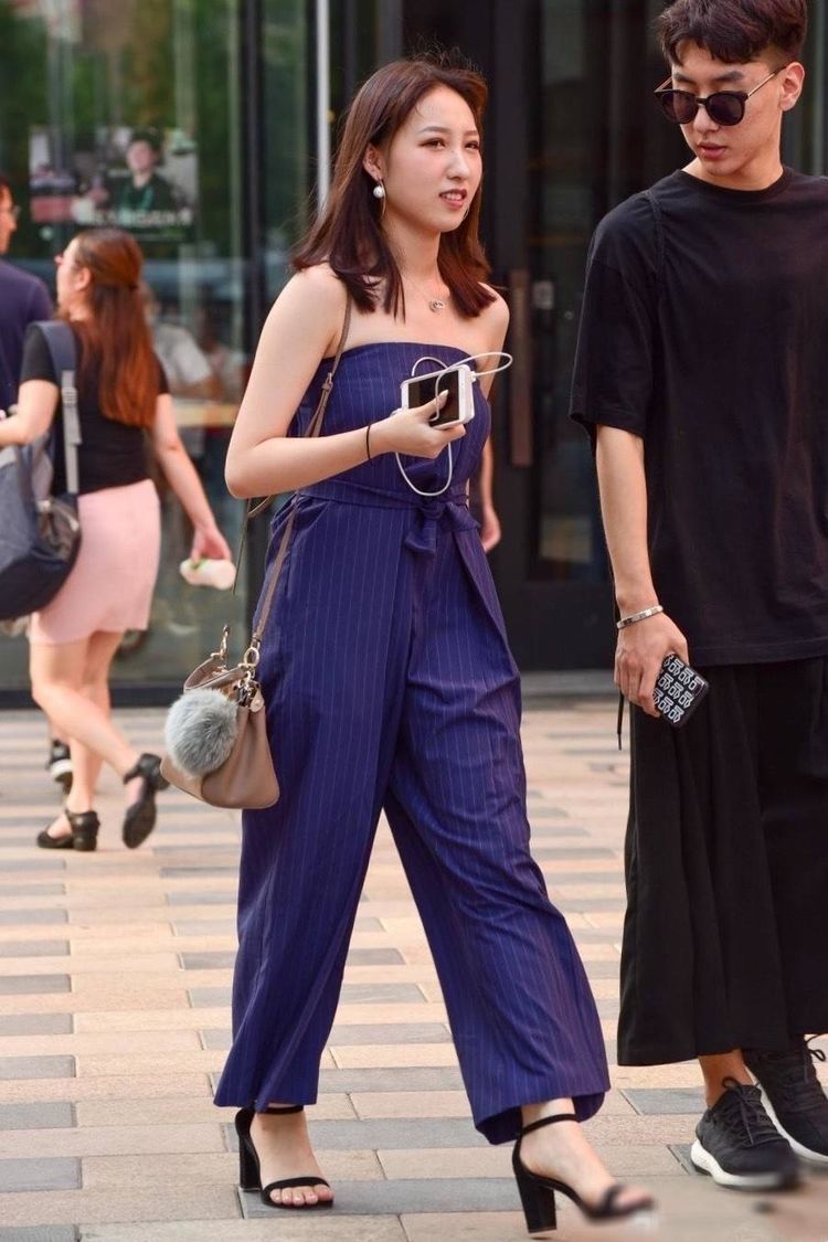 街拍: 牛仔热裤展现白皙美腿, 图四小姐姐让直男看呆！