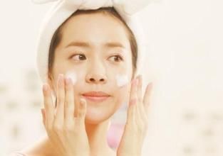 外婆使用家中“一宝”擦脸,三天后眼袋消失,祛眼袋原来这么简单