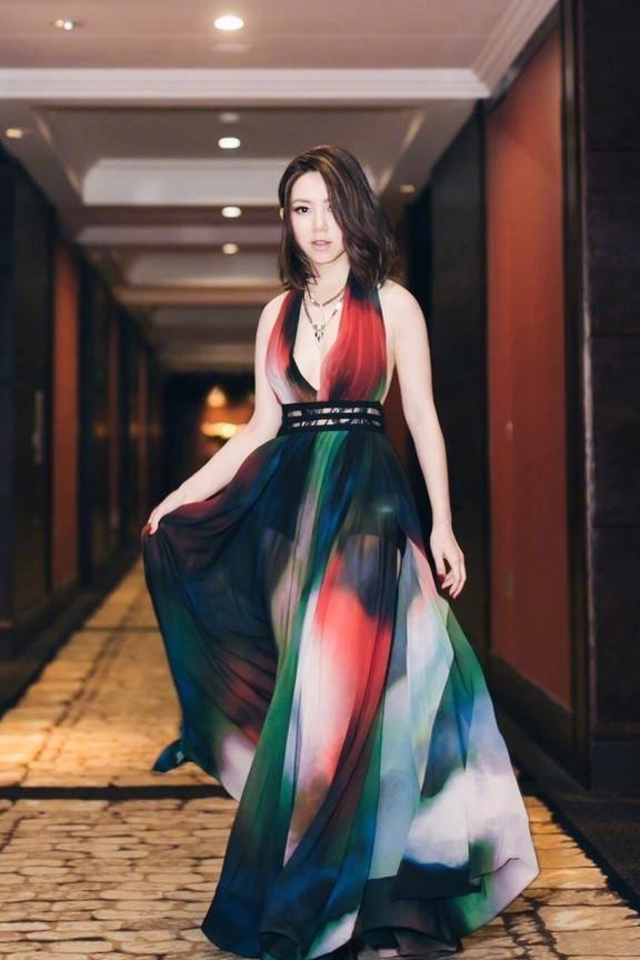 邓紫棋胆太肥！深V裙开叉到腰，网友：比穿皮裤美多了