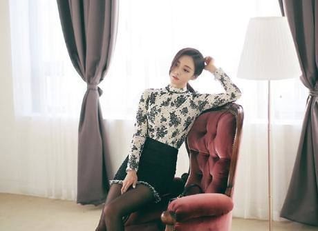 冷艳娇俏的气质美女，复古风短裙显柔媚典雅，清澈眼神明亮又灵动