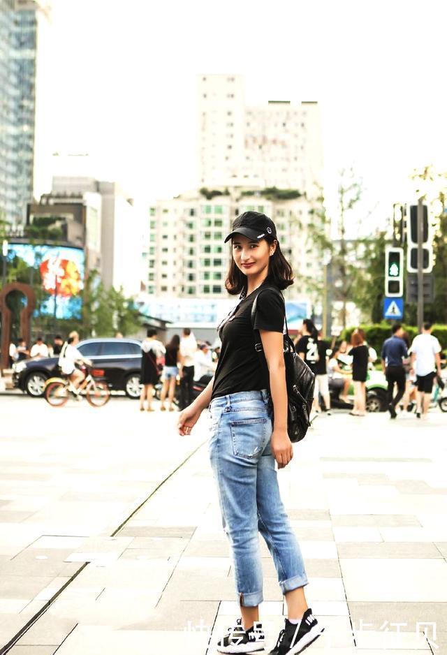  『姐妹花』街拍：漂亮的姐妹花，黑玫瑰和红玫瑰，各有各的特点与时尚