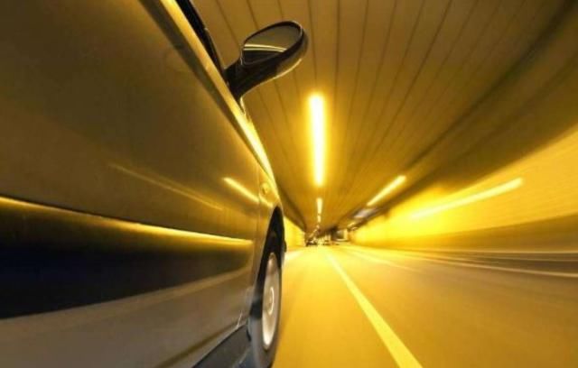  「高速」高速上隧道内禁止超车，那前车太慢怎么办？老司机给出