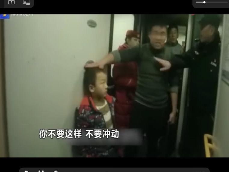 孩子太高被乘务员要求补票，爸爸接下来的举动，让周围的乘客无语