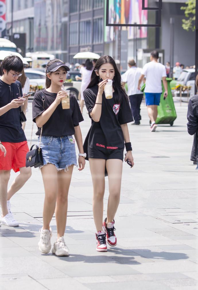 街拍：长裙与吊带短裙的魅力搭配，让小姐姐十分迷人呢