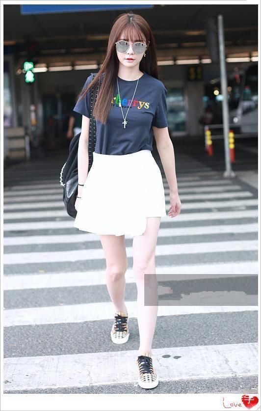 李菲儿穿百褶短裙撞上沈梦辰，各有特色，网友:都是大长腿!