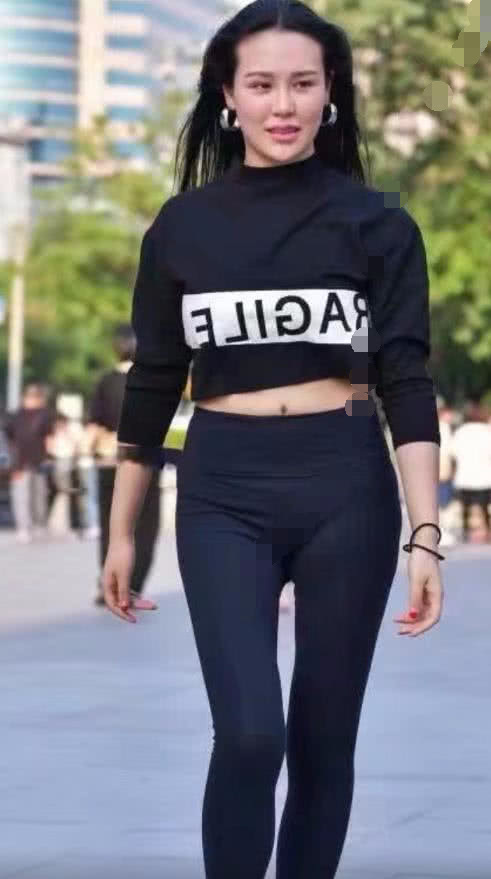 街拍：时尚小阿姨街头配合摄像师刁钻的镜头