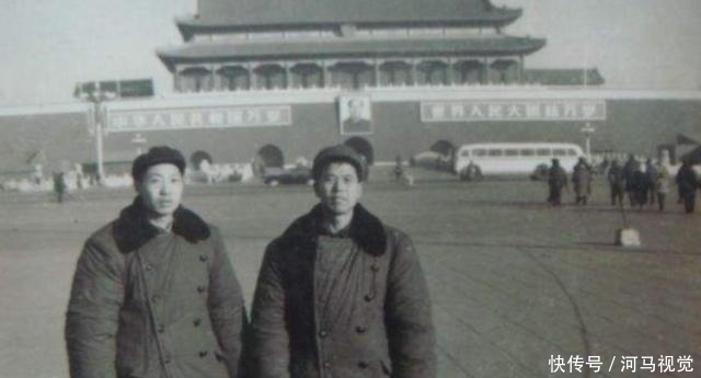  「风靡一时」曾经风靡一时的双排扣军大衣，现在怎么逐渐消失了！