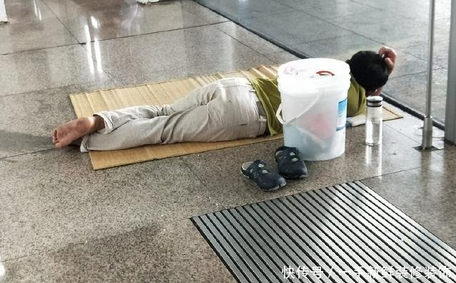 广州南站，每天铺席而睡的农民工，背井离乡还被驱赶