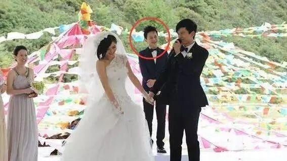 何炅穿越人群拥抱谢娜