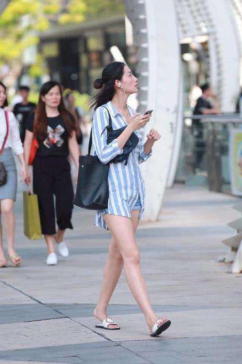 街拍:甜美白皙随性的小姐姐,穿着清纯甜青春!