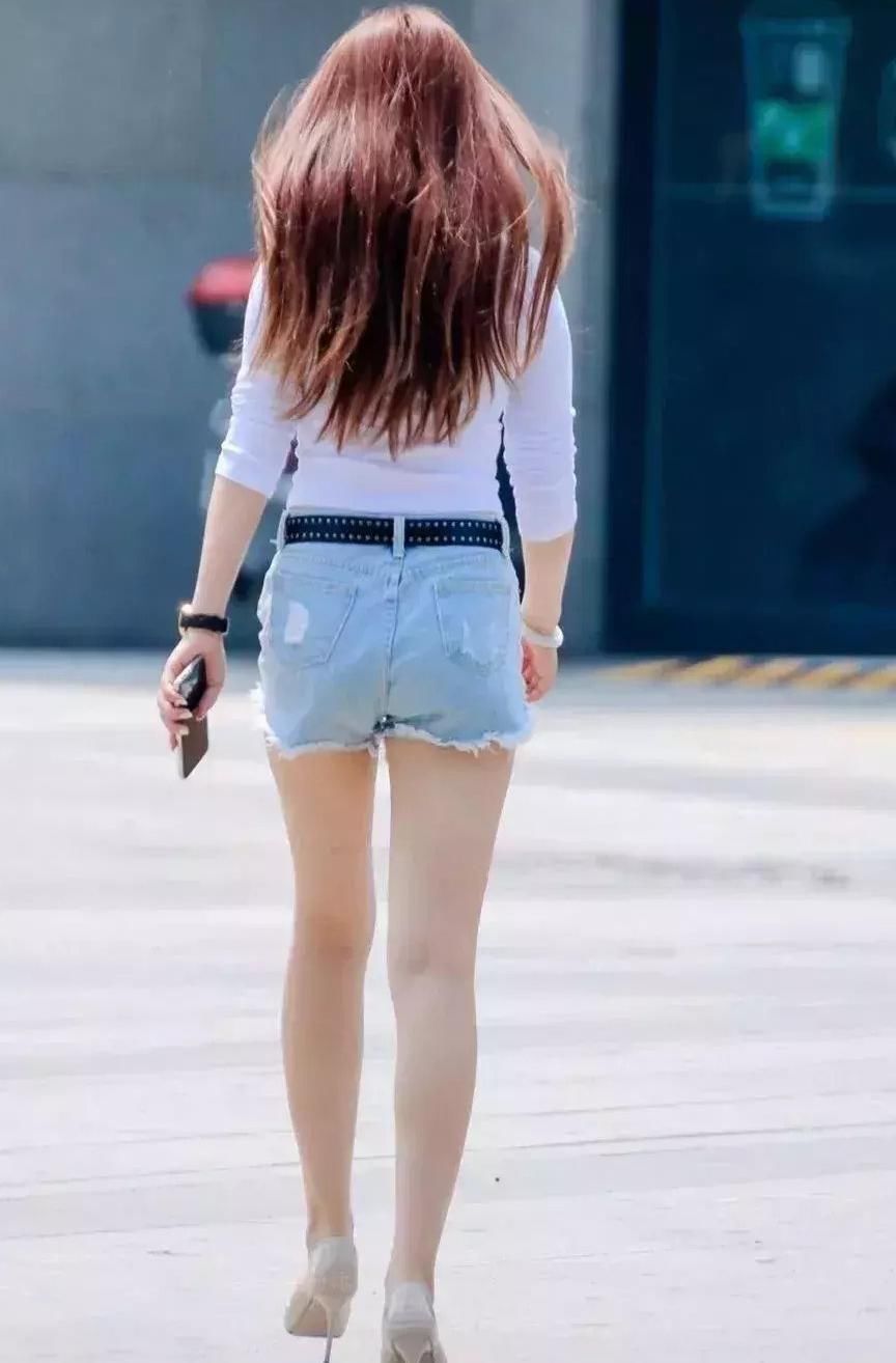 白色针织衫搭配齐臀短裤, 秀发飘扬热辣街头
