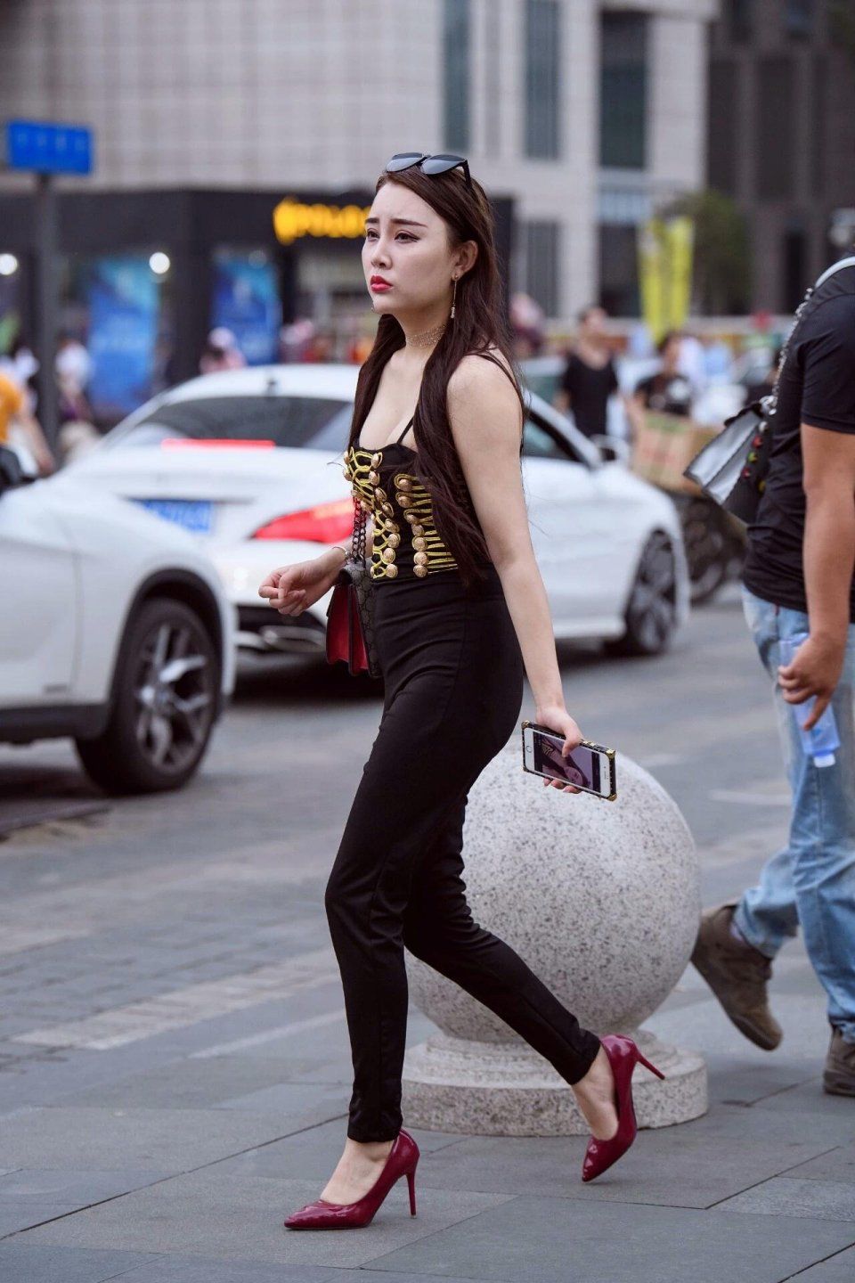 穿紧身黑裤的丰满性感长发美女