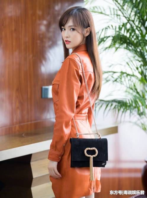 唐嫣穿小粉裙已够美了，看到热巴后更加的美，网友:看了都还想看