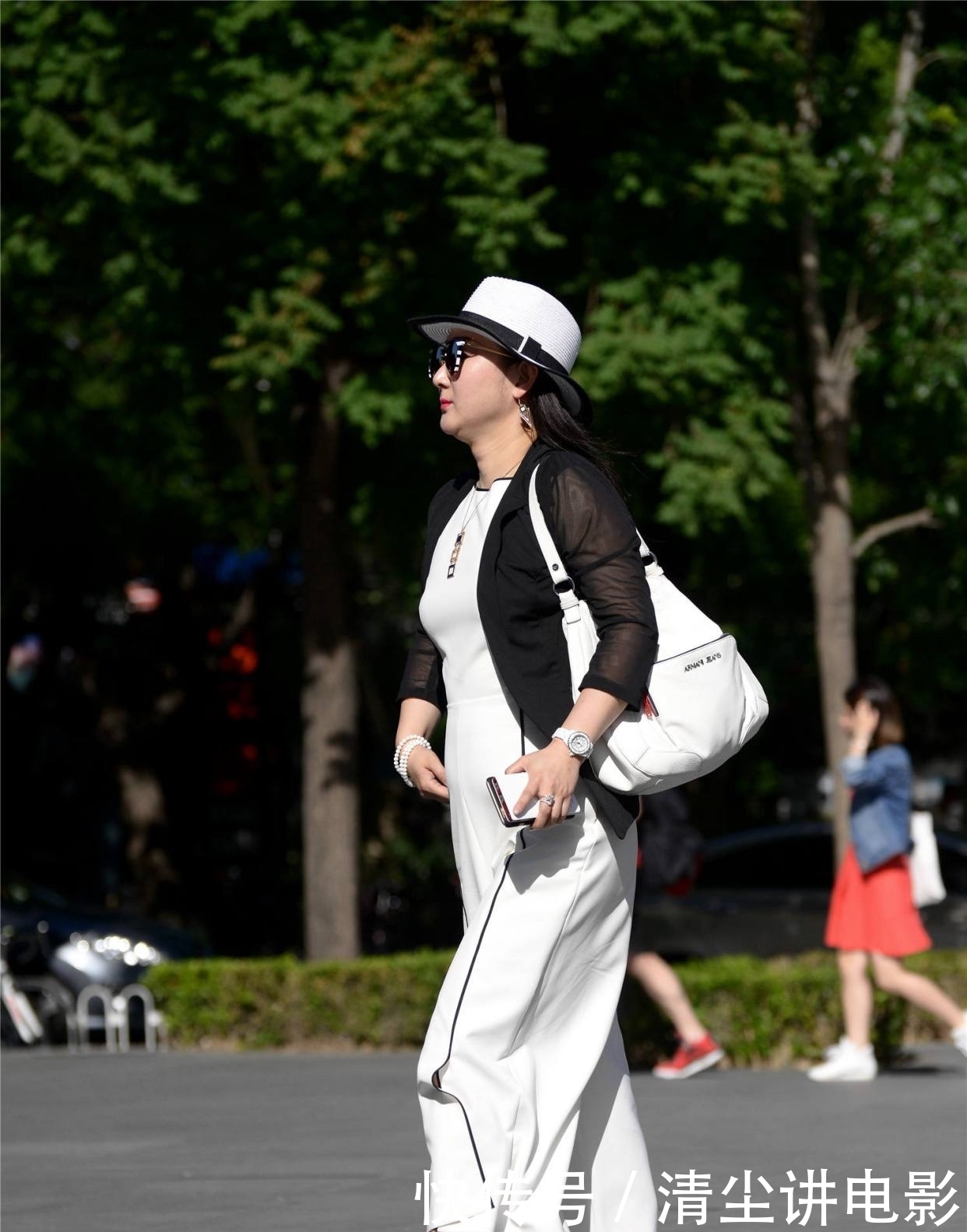 『美女』连衣裤搭配坡跟鞋,资深美女搭配出贵气范,让你忽略她的年龄