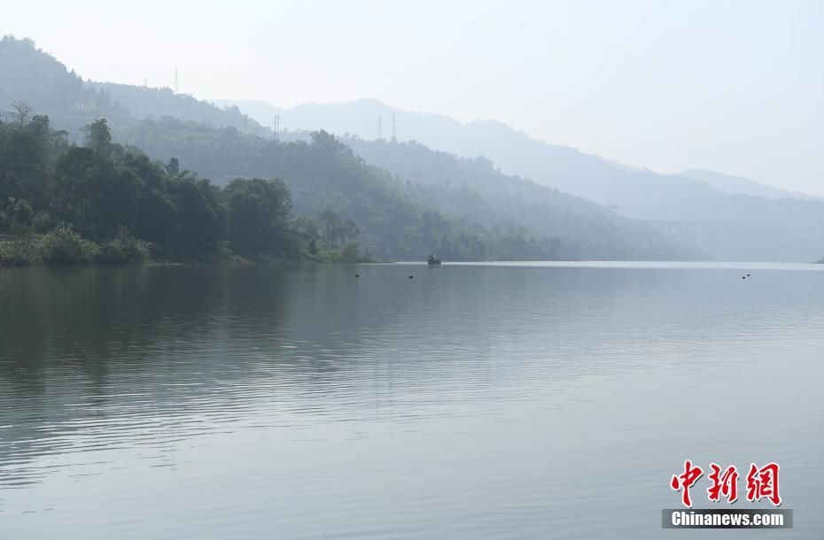 秋季美丽生态 三峡蓄水现平湖美景