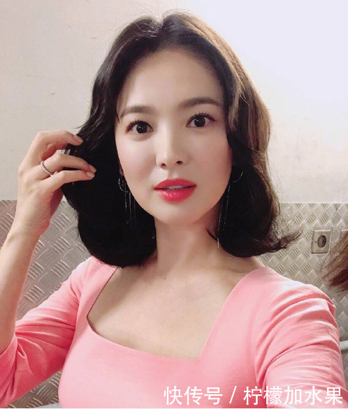 看宋慧乔穿粉色短裙，再看热巴，终于明白知性与甜美的区别有多大