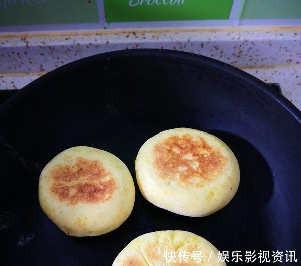  「营养」秋天就爱吃这样的南瓜饼，松软香甜，营养丰富，孩子很爱吃！