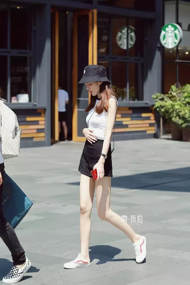成都街拍，小黑裙这么穿最时髦！