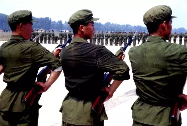70年代身着65式军服的解放军，条件虽艰苦，但个个精气神十足